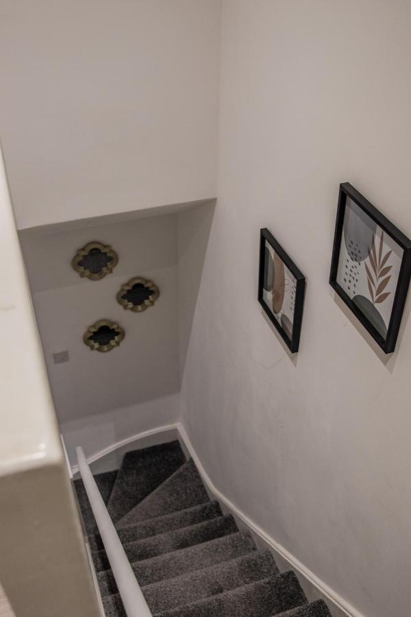 Bv Comfy Spacious 3 Bedroom House At Tatton Street Манчестер Экстерьер фото